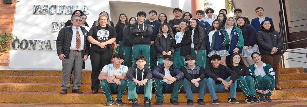 Estudiantes del Centro Educativo Sagrado Corazón de Jesús visitaron la FCE - UNA