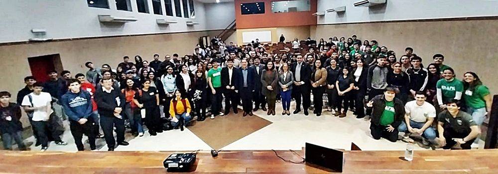 Disertación sobre promoción de la salud bucal infantil en la FCE UNA